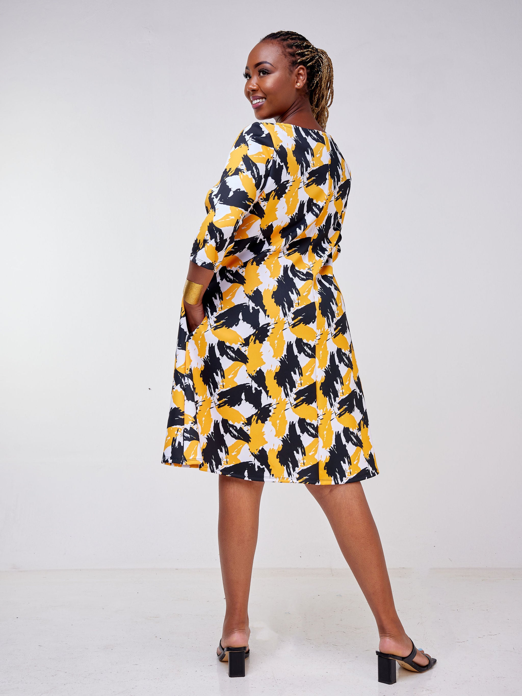 Vivo 3/4 Sleeve Tuni Tent Knee Length Dress - Mustard / Black Abstract Print