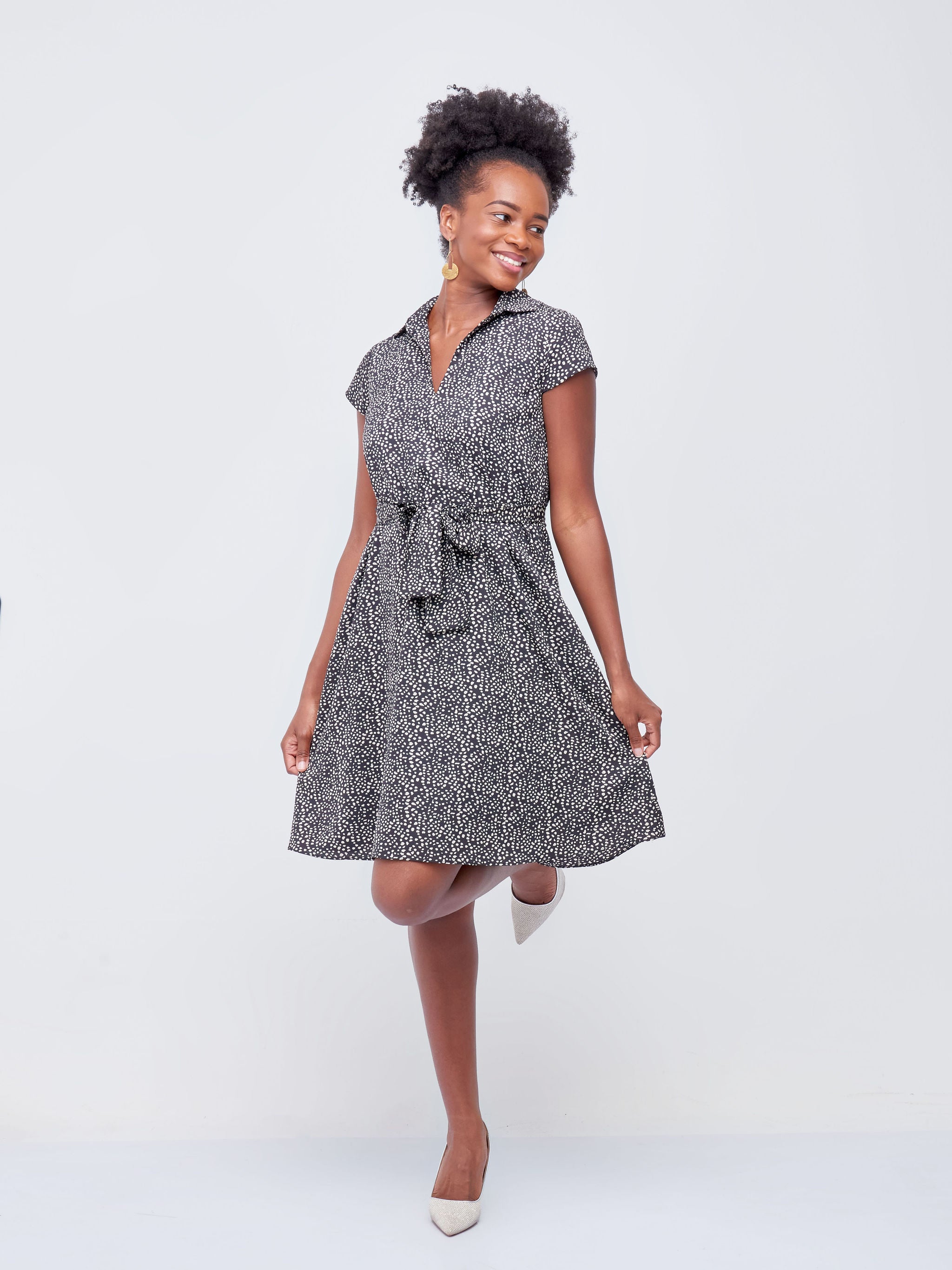 Vivo Zuri Cap Sleeve Knee Length Dress - Black/Taupe Polka Dot Print