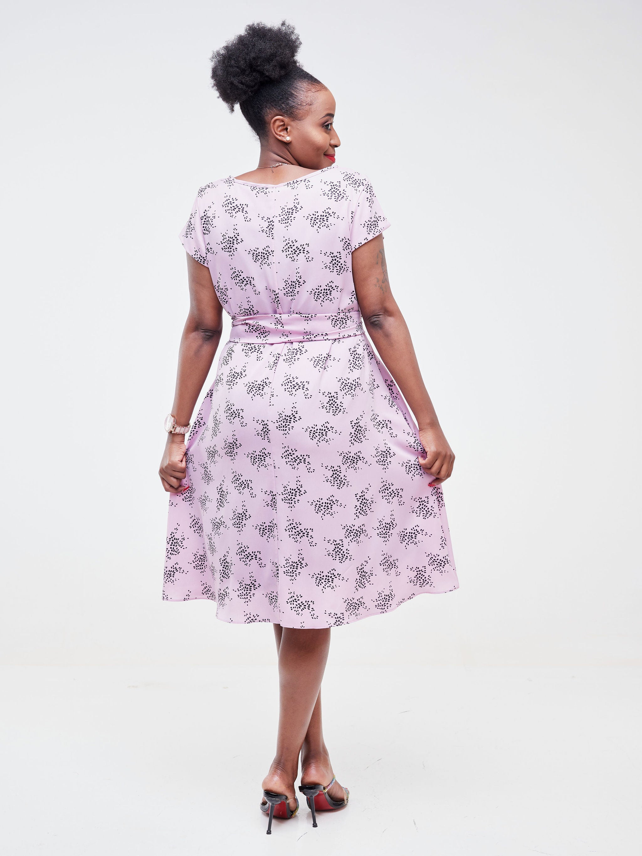 Vivo Basic Cap Sleeve Knee Length Tent Dress - Light Pink / Black Floral Print